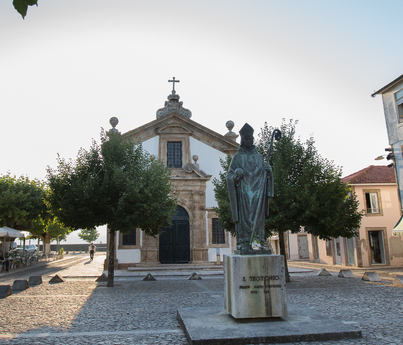 Estátua de São Teotónio Río Miño